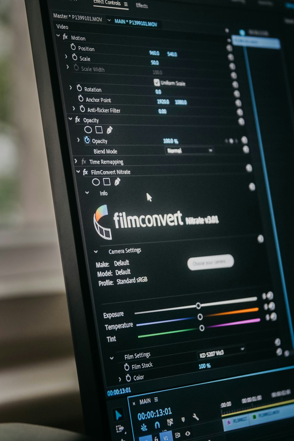 Schermo di un laptop che mostra un software di editing video con effetti e impostazioni.